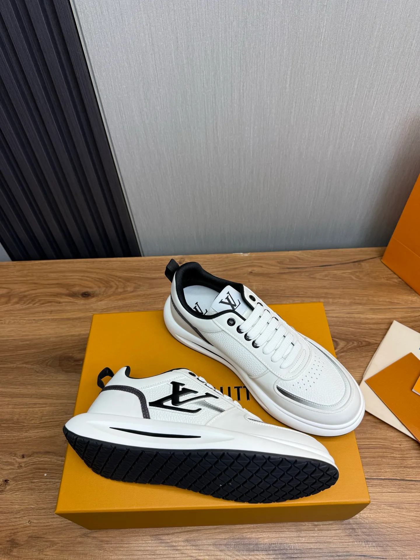 Men's shoes 💰820💰 Lv. Top purchasing agent 🇮🇹 Louis Vuitton, sports shoes counter synchronization, uppers imported from Italy, high-quality splicing and complex handicrafts, imported mesh pads are soft and comfortable, soles: original factory special soles, TPU exclusive movable molded soles super comfortable, original factory single goods, 🔍🔍high quality, you can enter and exit the counter at will, welcome to compare, code number 38-44 (Customized 38.45)